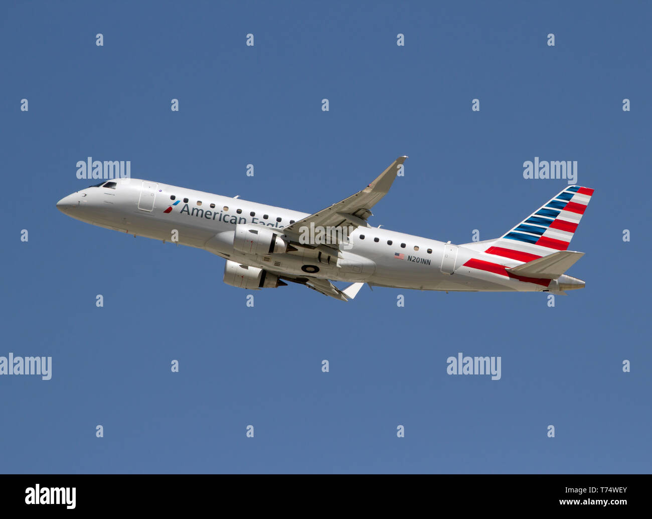 Los Angelese, California, Stati Uniti d'America. Il 30 agosto, 2015. American Eagle (voli operati da compagnie aeree bussola) Embraer 170 visto decollare da Los Angeles Int'l Airport. Credito: Fabrizio Gandolfo SOPA/images/ZUMA filo/Alamy Live News Foto Stock