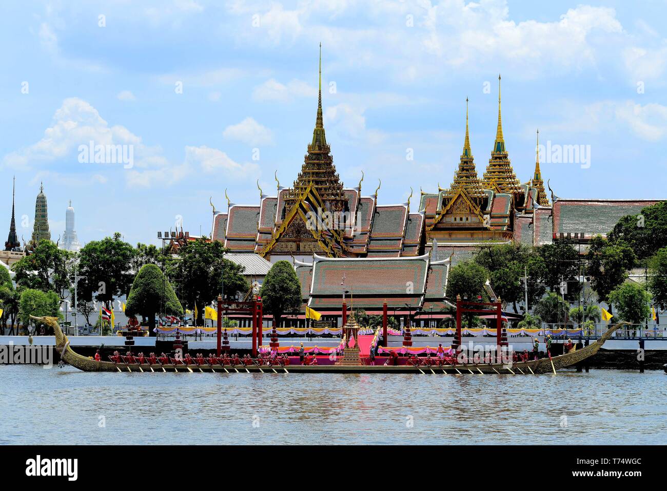 Bangkok, Tailandia. 04 Maggio, 2019. Sua Maestà il Re di Thailandia Rama X siede sotto il Royal nove-tiered ombrellone e dichiara la sua maestà la regina a Baisal Daksin trono Hall, 04-05-2019 Piscina/Albert Nieboer Paesi Bassi fuori | Credit: dpa/Alamy Live News Bangkok, Tailandia. 04 Maggio, 2019. Salutate colpi di Sua Maestà il Re Rama X della Thailandia, 04-05-2019 Piscina/Albert Nieboer Paesi Bassi fuori | Credit: dpa/Alamy Live News Foto Stock