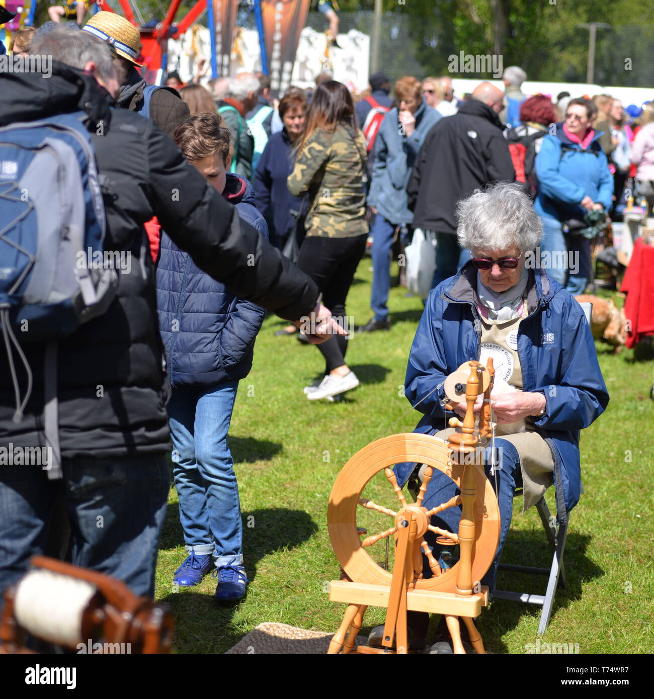 Woman Wessing alla fiera di Downtown Cuckoo Fair vicino a Salisbury, Regno Unito, 4th maggio 2019. Una tradizionale dimostrazione di abilità alla fiera annuale di strada che si svolge lungo il Borough nel villaggio del South Wiltshire. Foto Stock