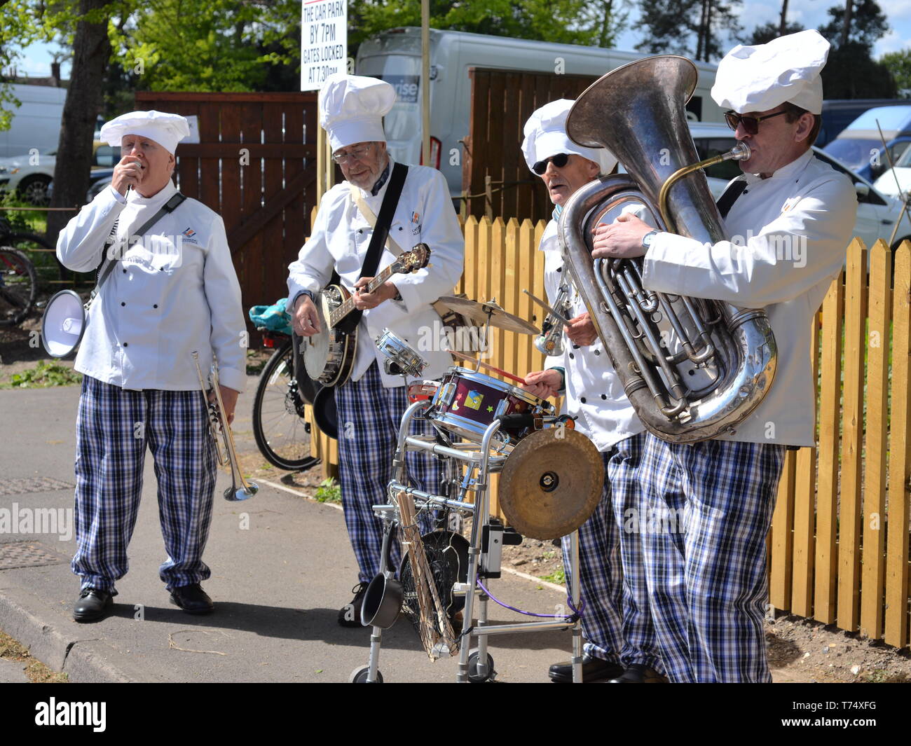 Jazz band vestita da chef, Downtown Cuckoo Fair vicino a Salisbury, Regno Unito, 4th maggio 2019, l'annuale Cuckoo Fair si svolge lungo il Borough nel villaggio del South Wiltshire. L'evento è frequentato da migliaia di persone ogni anno. Foto Stock