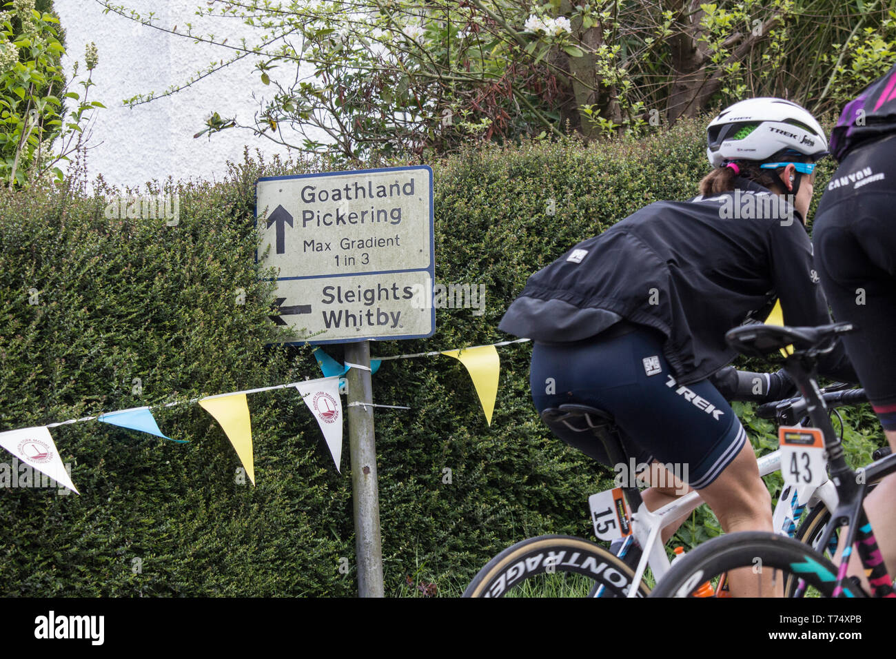 Grrosmont, North Yorkshire, Inghilterra, Regno Unito. Il 4 maggio, 2019. Meteo: condizioni estenuanti nel Signore gara al Tour de Yorkshire come essi affrontare la ripida 1in3 salita fuori di Grosmont su un freddo e molto vento sabato in North Yorkshire. Heavy grandine e docce a pioggia lungo il percorso fatto anche per difficili condizioni di equitazione. Credito: ALAN DAWSON/Alamy Live News Foto Stock