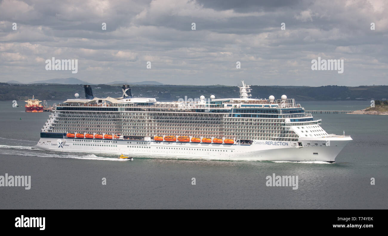 Camden, Crosshaven, Cork, Irlanda. 04 Maggio, 2019. La nave di crociera Celebrity riflessione si diparte la porto dopo un soggiorno di una notte in Ringaskiddy. Nel corso del weekend di sei navi crociera sarà chiamata al porto di portare oltre 14.000 visitatori che visiterà la regione. Credito: David Creedon/Alamy Live News Foto Stock