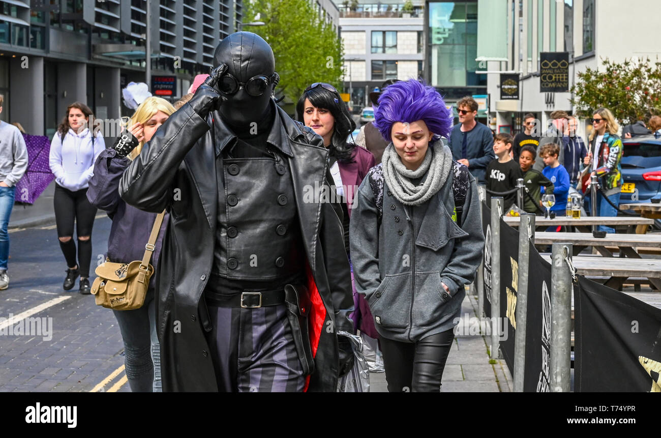 Brighton Regno Unito 4 Maggio 2019 - colorata di moda per i visitatori come essi godetevi il sole ma fresco in Brighton oggi con turbate condizioni meteo per il Regno Unito nei prossimi giorni. Credito: Simon Dack / Alamy Live News Foto Stock