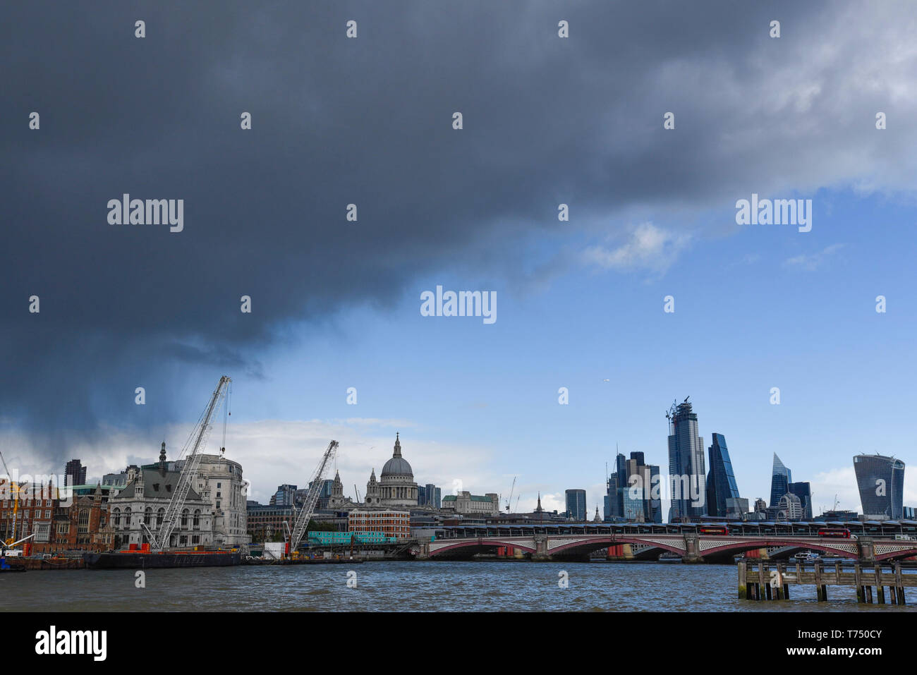 Londra, Regno Unito. Il 4 maggio 2019. Regno Unito: Meteo pioggia nuvole di portare una doccia al centro di Londra. Il Bank Holiday Meteo previsioni è di rimanere freddi e potenzialmente, il freddo può Bank Holiday sul record. Credito: Stephen Chung / Alamy Live News Foto Stock