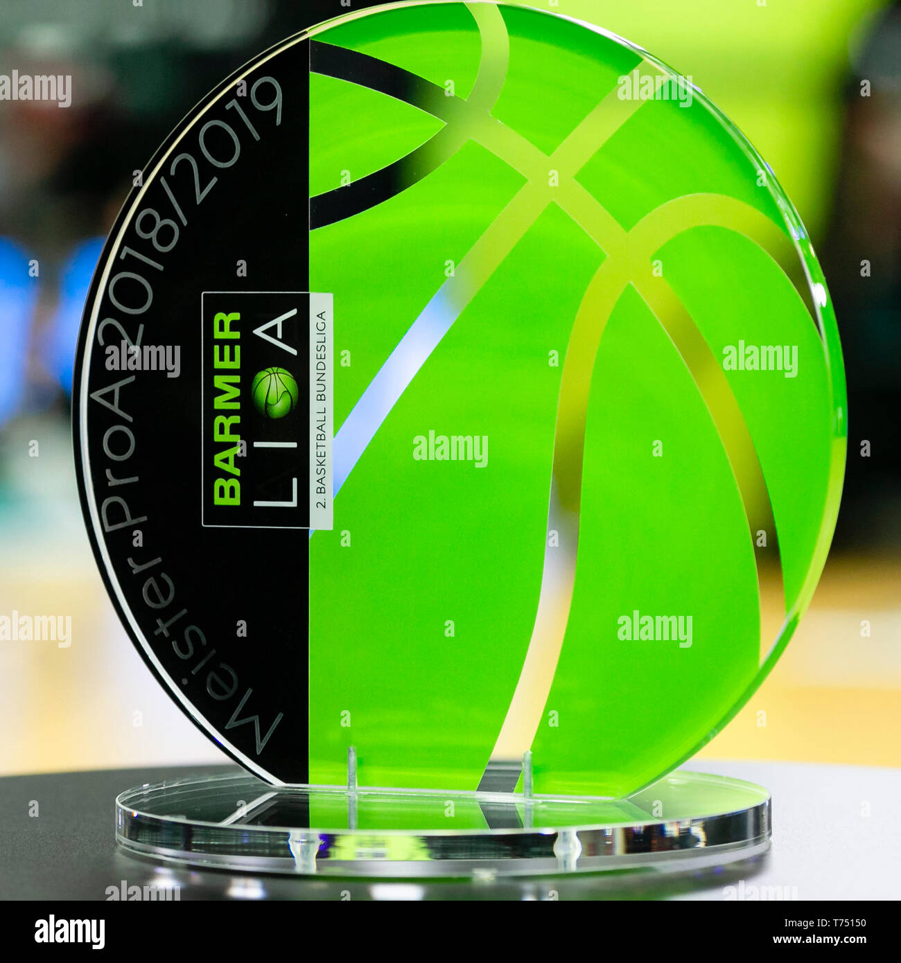 Amburgo, Germania. 04 Maggio, 2019. Basket: Seconda Bundesliga Pro un, Torri di Amburgo - Nürnberger BC, round del campionato, finali, seconde gambe. Il Master Cup si erge su un tavolo prima del gioco. Credito: Frank Molter/dpa/Alamy Live News Foto Stock