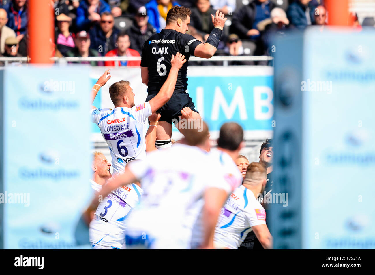 Londra, Regno Unito. 04 Maggio, 2019. Il 4 maggio 2019, Allianz Park, Londra, Inghilterra; Gallagher Premiership, Saraceni vs Exeter Chiefs ; Callum Clark (06) dei Saraceni raggiunge per la palla avanti di Sean Lonsdale (06) di Exeter Credito: Georgie Kerr/News immagini Credito: News immagini /Alamy Live News Foto Stock