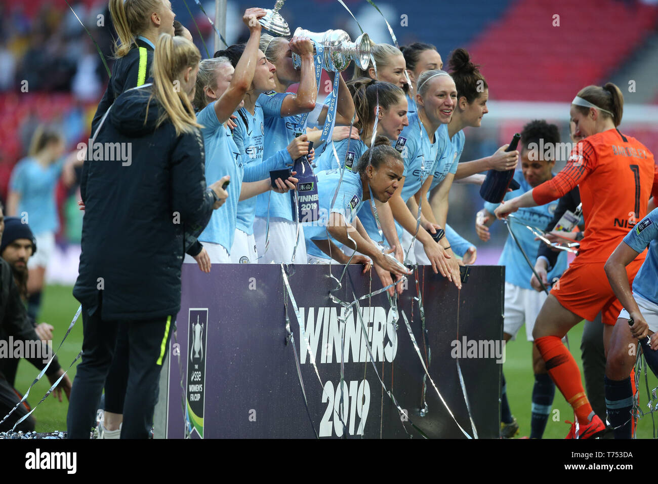 Londra, Regno Unito. 04 Maggio, 2019. Londra, Regno Unito. 04 Maggio, 2019. Londra, Regno Unito. 04 Maggio, 2019. L'uomo City giocatori festeggiare la vittoria alla fine del FA Women's Cup match finale tra Manchester City donne e West Ham United onorevoli a Wembley Stadium del 4 maggio 2019 a Londra, Inghilterra. Credito: Immagini di PHC/Alamy Live News Credit: Immagini di PHC/Alamy Live News Credit: Immagini di PHC/Alamy Live News Foto Stock