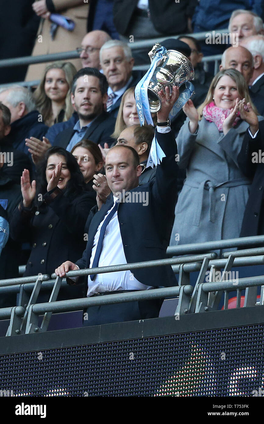 Londra, Regno Unito. 04 Maggio, 2019. Londra, Regno Unito. 04 Maggio, 2019. Londra, Regno Unito. 04 Maggio, 2019. Manchester City Manager Nick Cushing solleva il trofeo al fine di FA Women's Cup match finale tra Manchester City donne e West Ham United onorevoli a Wembley Stadium del 4 maggio 2019 a Londra, Inghilterra. Credito: Immagini di PHC/Alamy Live News Credit: Immagini di PHC/Alamy Live News Credit: Immagini di PHC/Alamy Live News Foto Stock