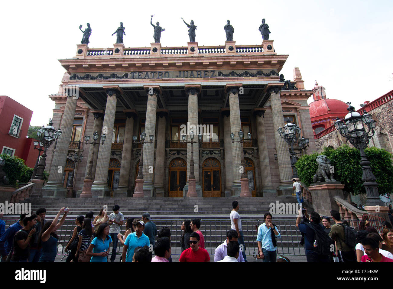 La città di Guanajuato, Guanajuato, Messico - 2019: turisti scattare foto di fronte Teatro Juarez, un teatro storico. Foto Stock