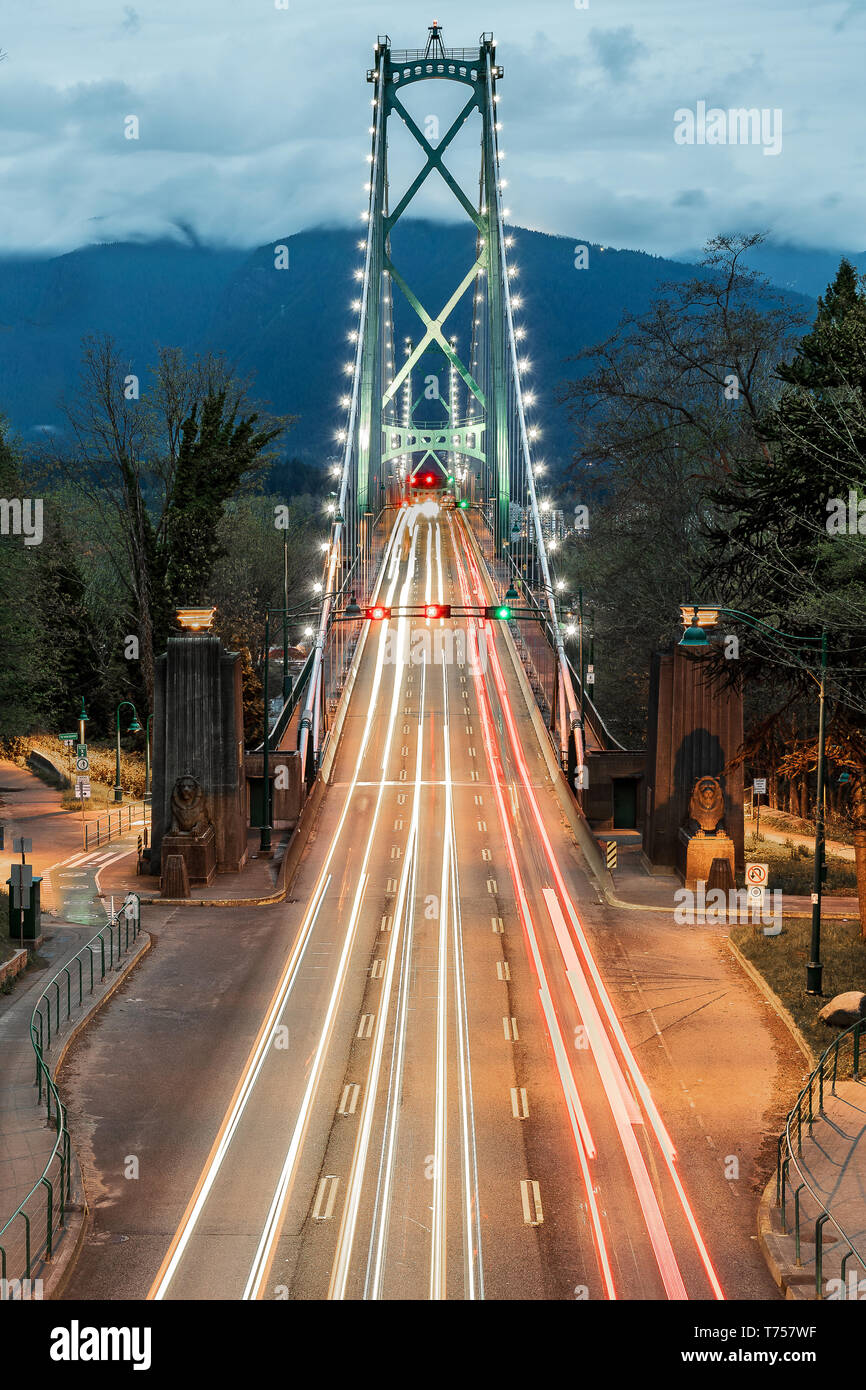 Il Ponte Lions Gate è un simbolo iconico della città di Vancouver, BC, Canada. La span collega il centro città alla periferia settentrionale attraverso lo Stanley Park. Foto Stock