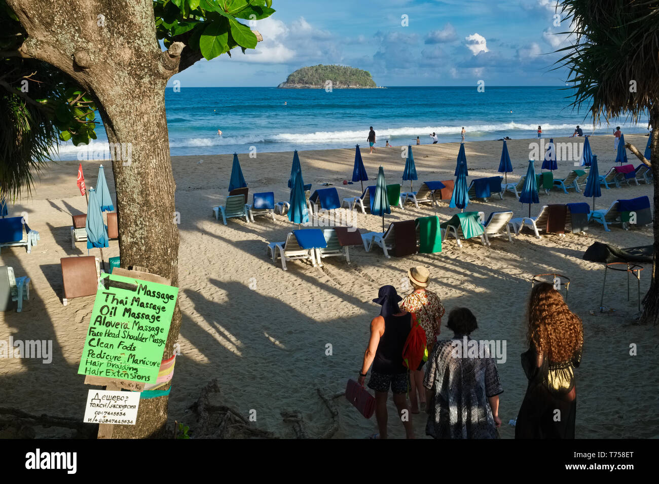 La mattina presto i visitatori e i turisti provenienti da Russia, immissione di Kata Yai Beach, Phuket, Tailandia Foto Stock