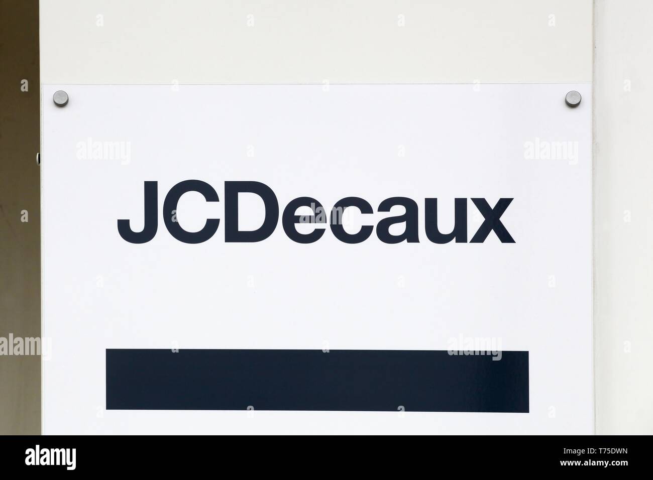 Bourg, Francia - Aprile 7, 2019: JCDecaux è una società multinazionale con sede in Francia, noto per la sua fermata autobus sistemi pubblicitari, billboard Foto Stock