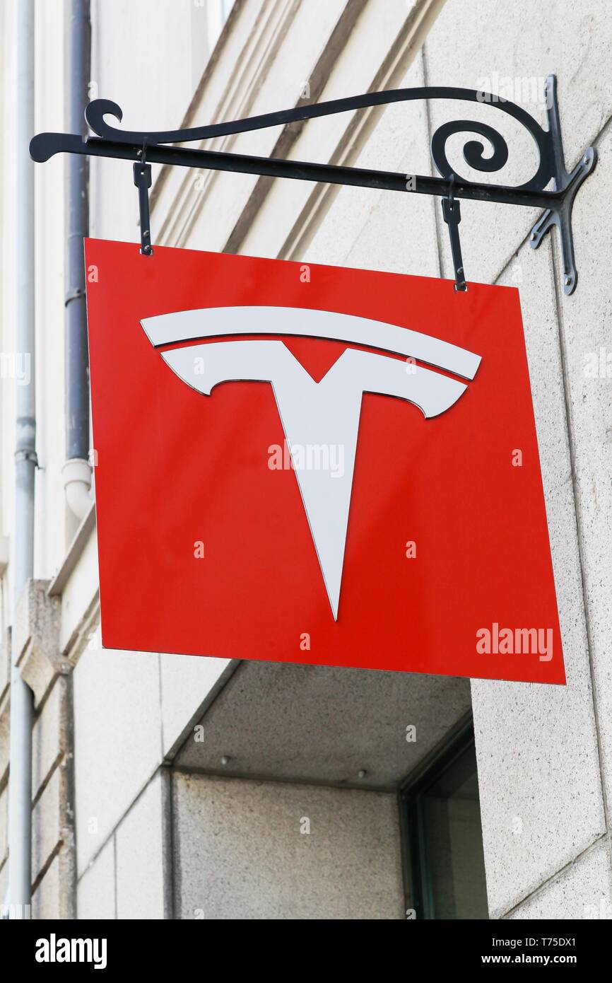 Copenaghen, Danimarca - avril 15, 2019: Tesla logo su una parete. Tesla è un American automotive e energia società di storage Foto Stock