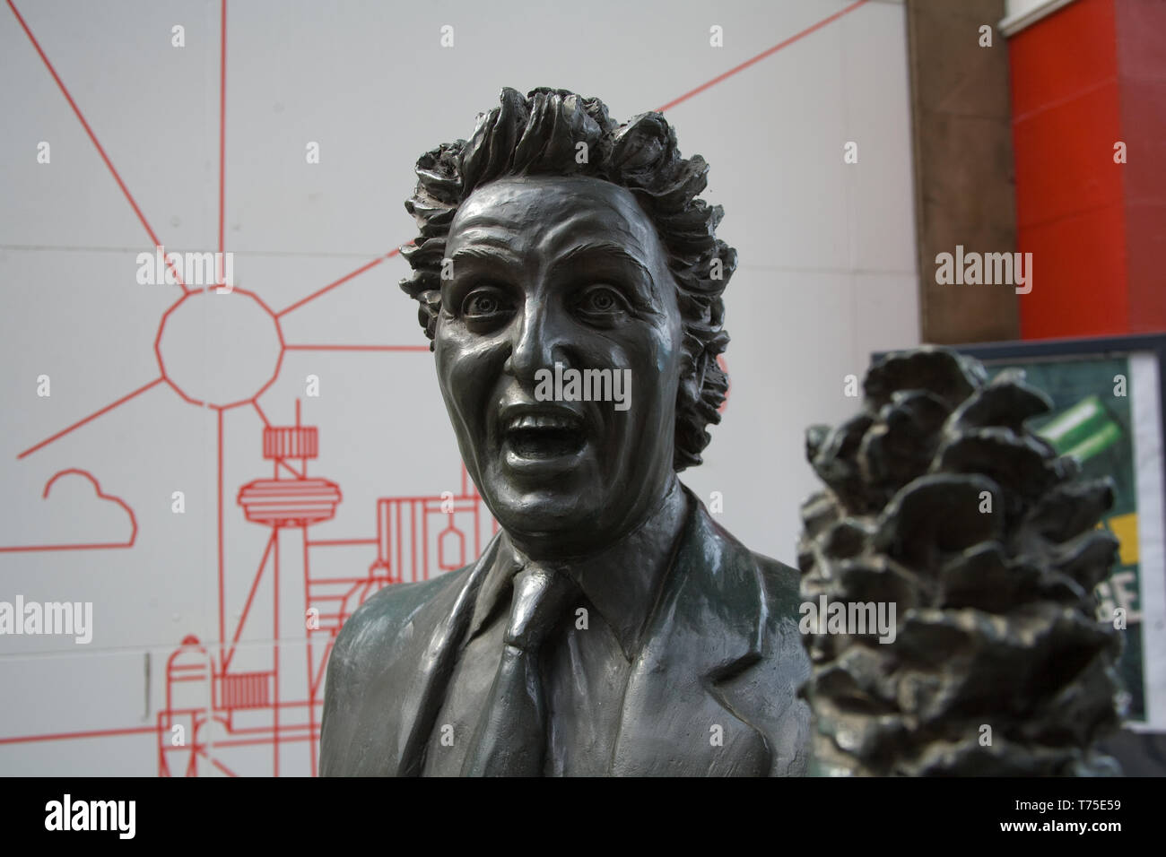 Ken Dodd statua che si trova nella stazione di Lime Street, Liverpool Foto Stock
