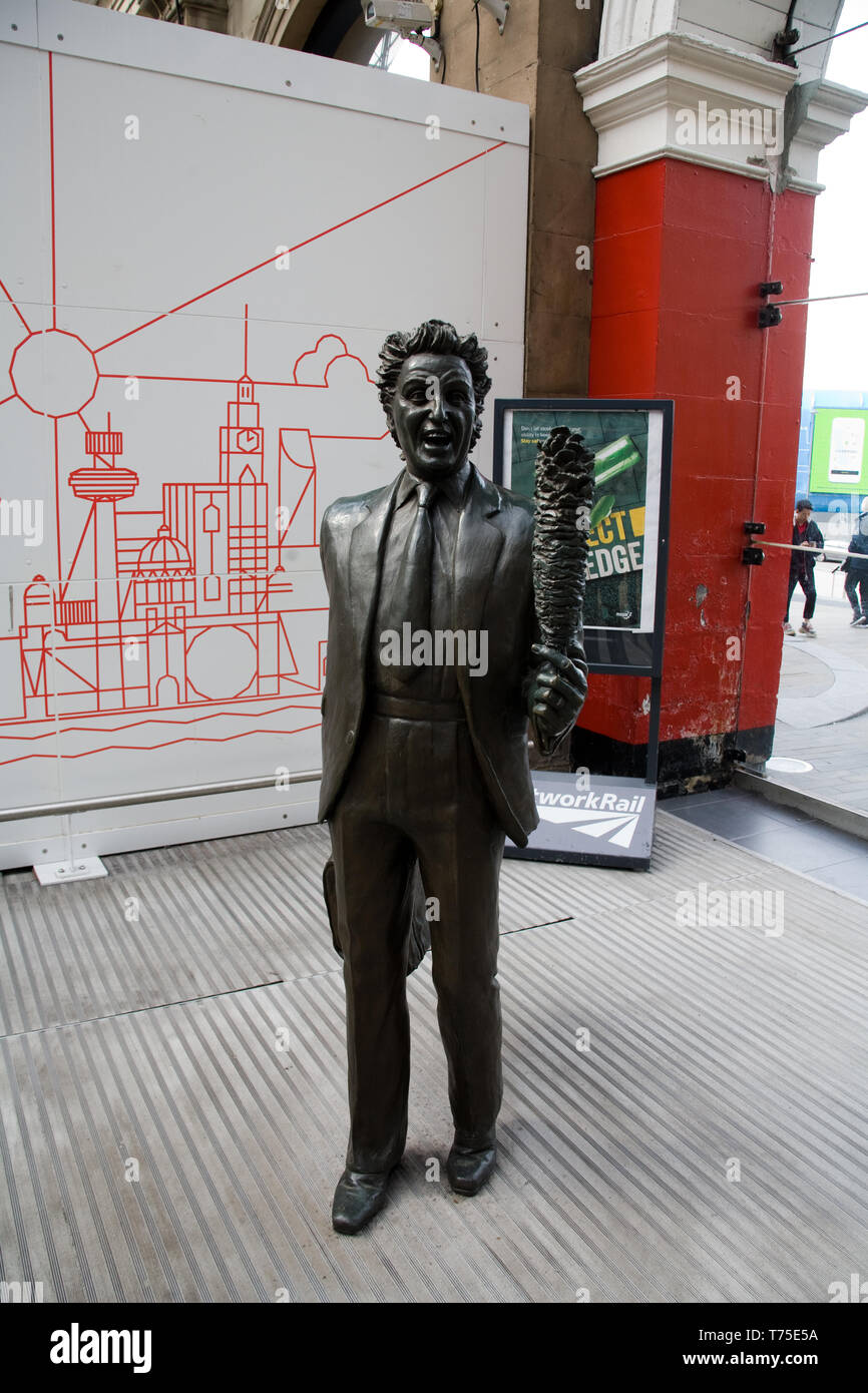 Ken Dodd statua che si trova nella stazione di Lime Street, Liverpool Foto Stock