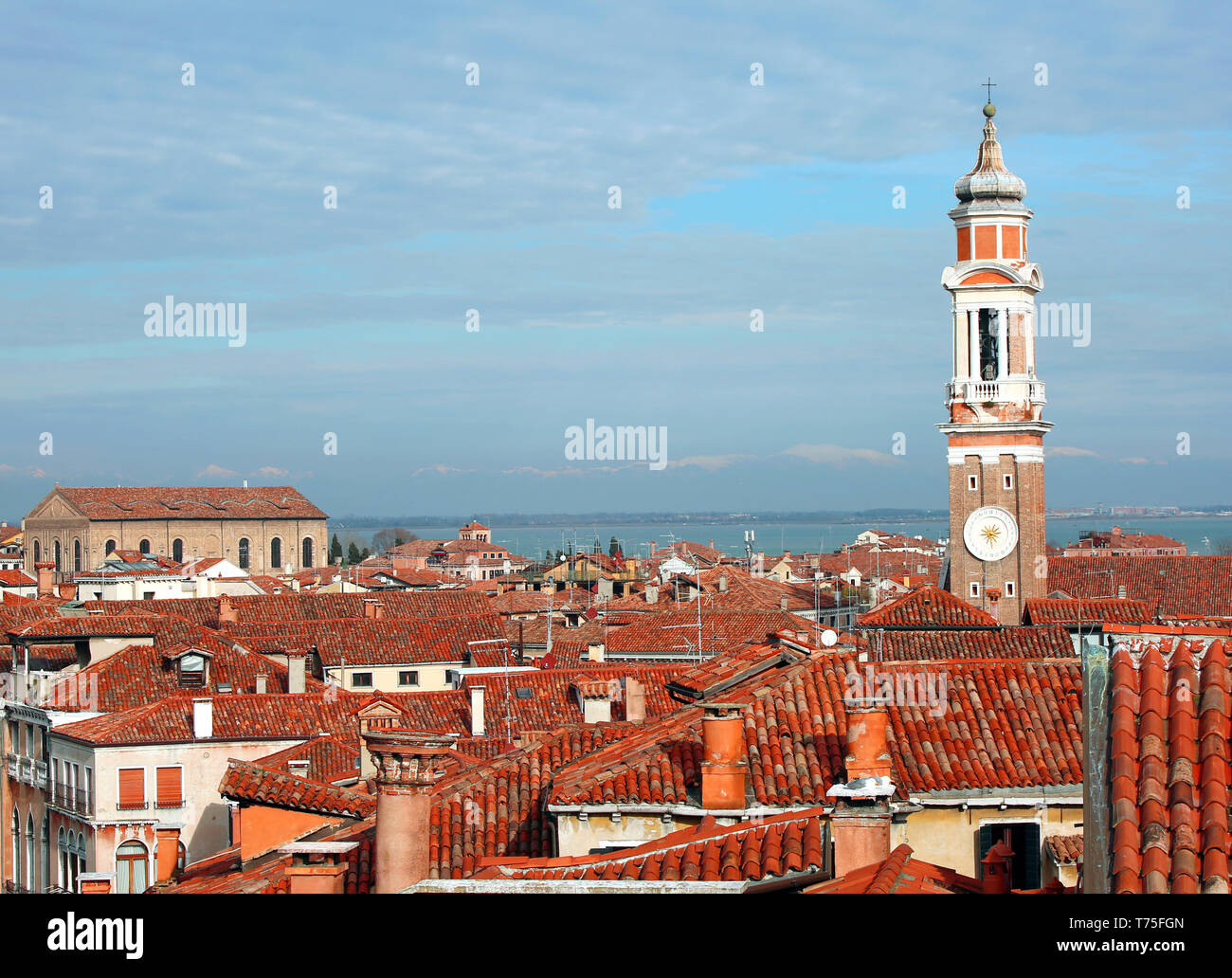 Antica torre campanaria della chiesa dei Santi Apostoli di Cristo e molti casa in Cannaregio sestiere di Venezia in Italia Foto Stock