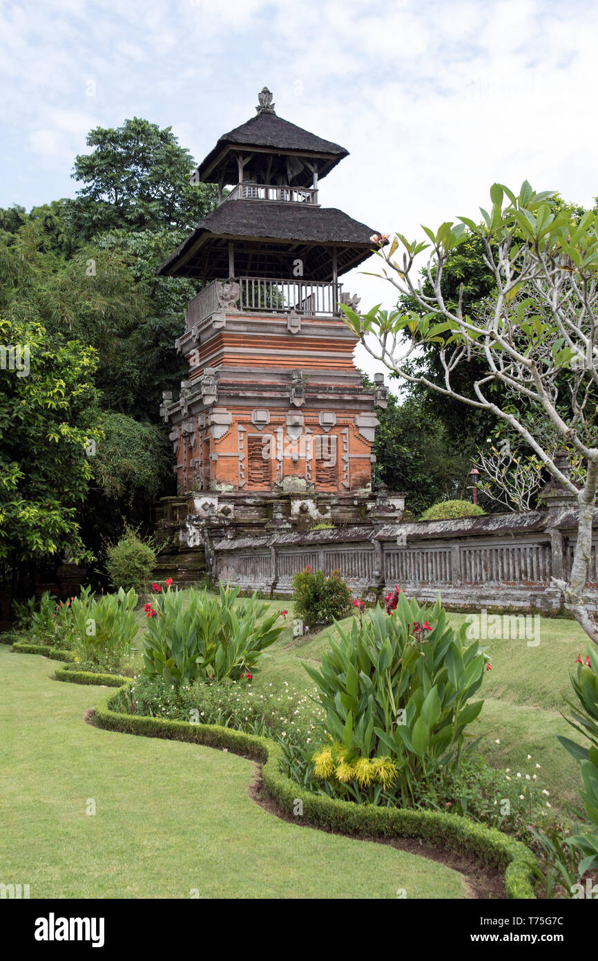 Ornato tiered edificio ad angolo della divisione esterna di Taman Ayun tempio di Mengwi di Bali Foto Stock