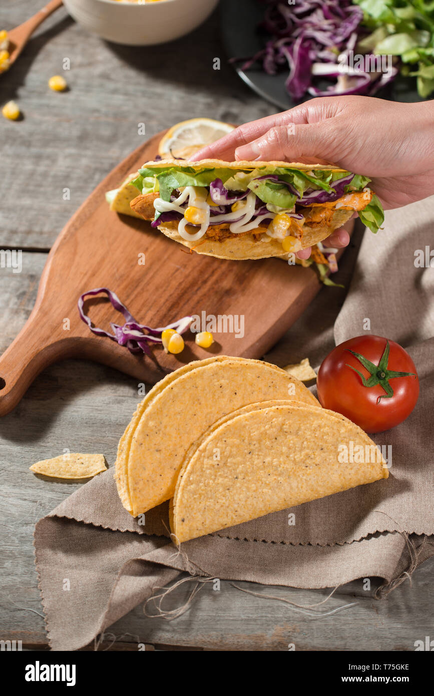 Tradizionale messicano taco con pollo e verdure su un tavolo di legno. Cibo  latino-americano Foto stock - Alamy