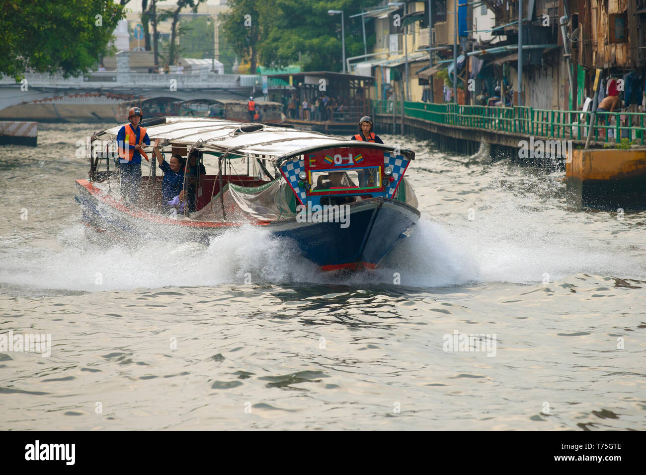 BANGKOK, Tailandia - 28 dicembre 2018: Itinerario Passeggero barca sul canale della città. Trasporto di Bangkok Foto Stock