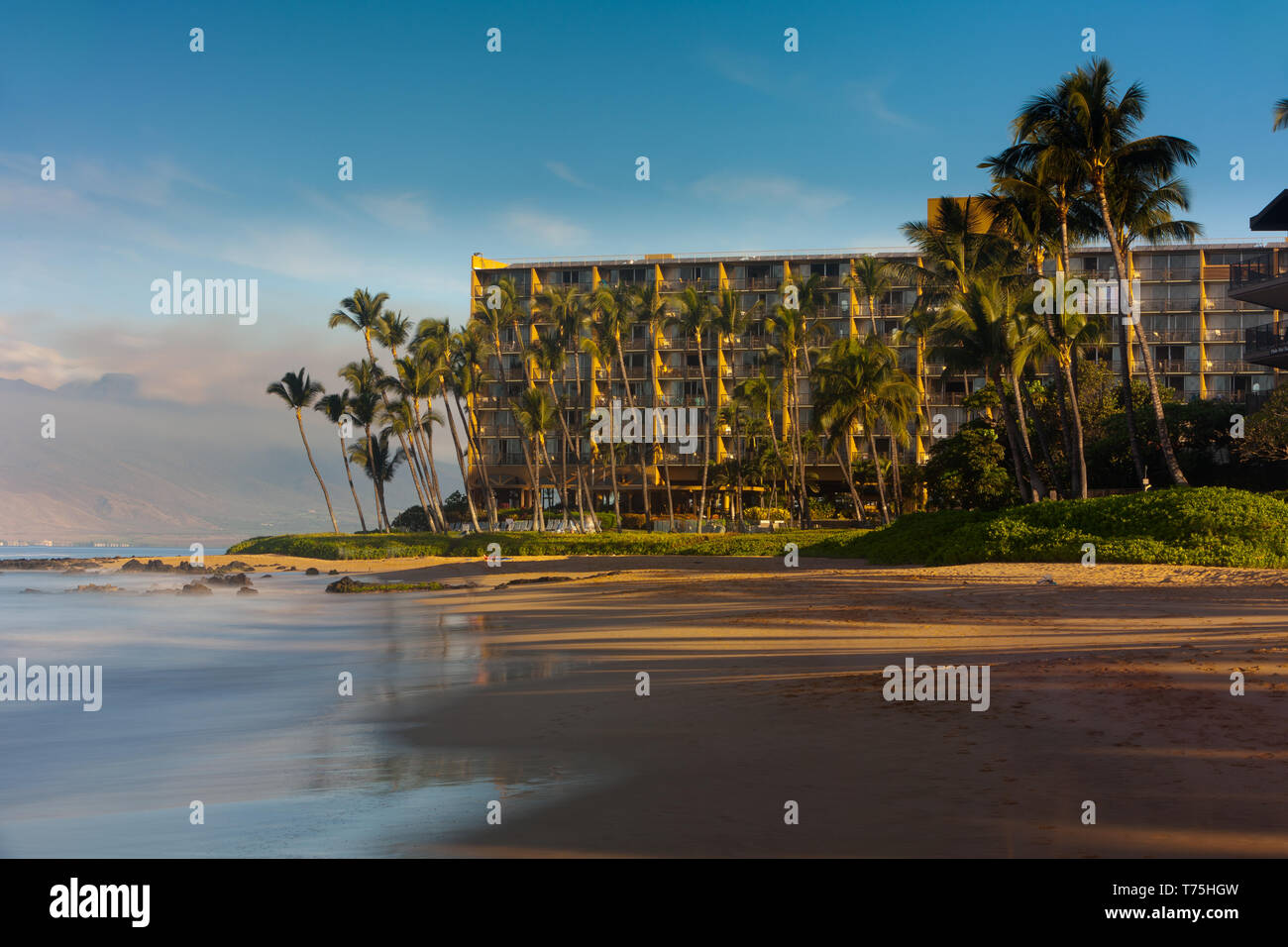 Situato a sud la sponda occidentale di Maui il Mana Kai Maui Resort si trova sulla spiaggia con ogni camera avente un oceano, vista al tramonto su questa bella giornata. Foto Stock