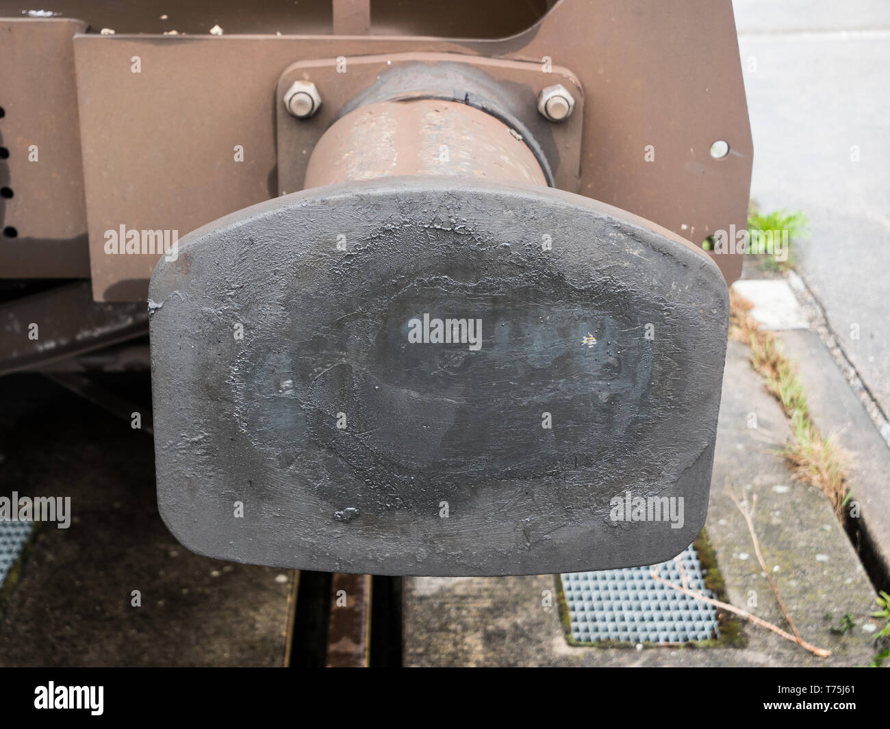 Un unico buffer di un calibro standard trasporto carro ferroviario verniciato di marrone Foto Stock
