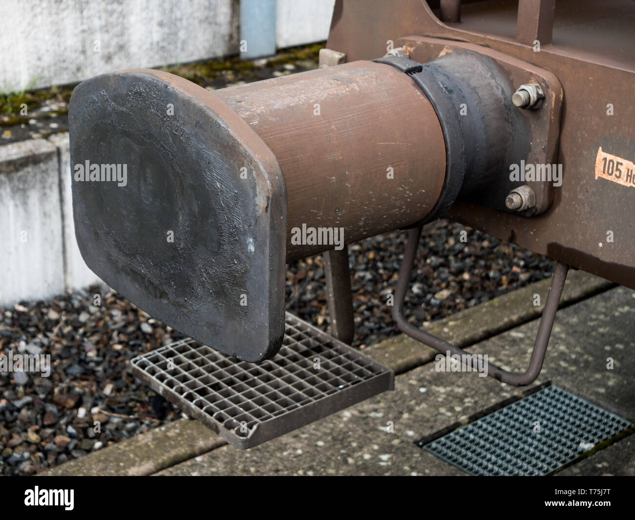 Un unico buffer di un calibro standard trasporto carro ferroviario verniciato di marrone Foto Stock