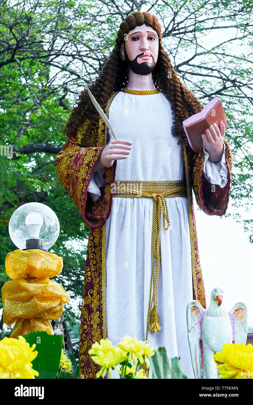 Leon, Iloilo philippines: vista isolata di una statua di San Francesco di Assisi a una processione del Venerdì santo intorno alla chiesa e la città Foto Stock
