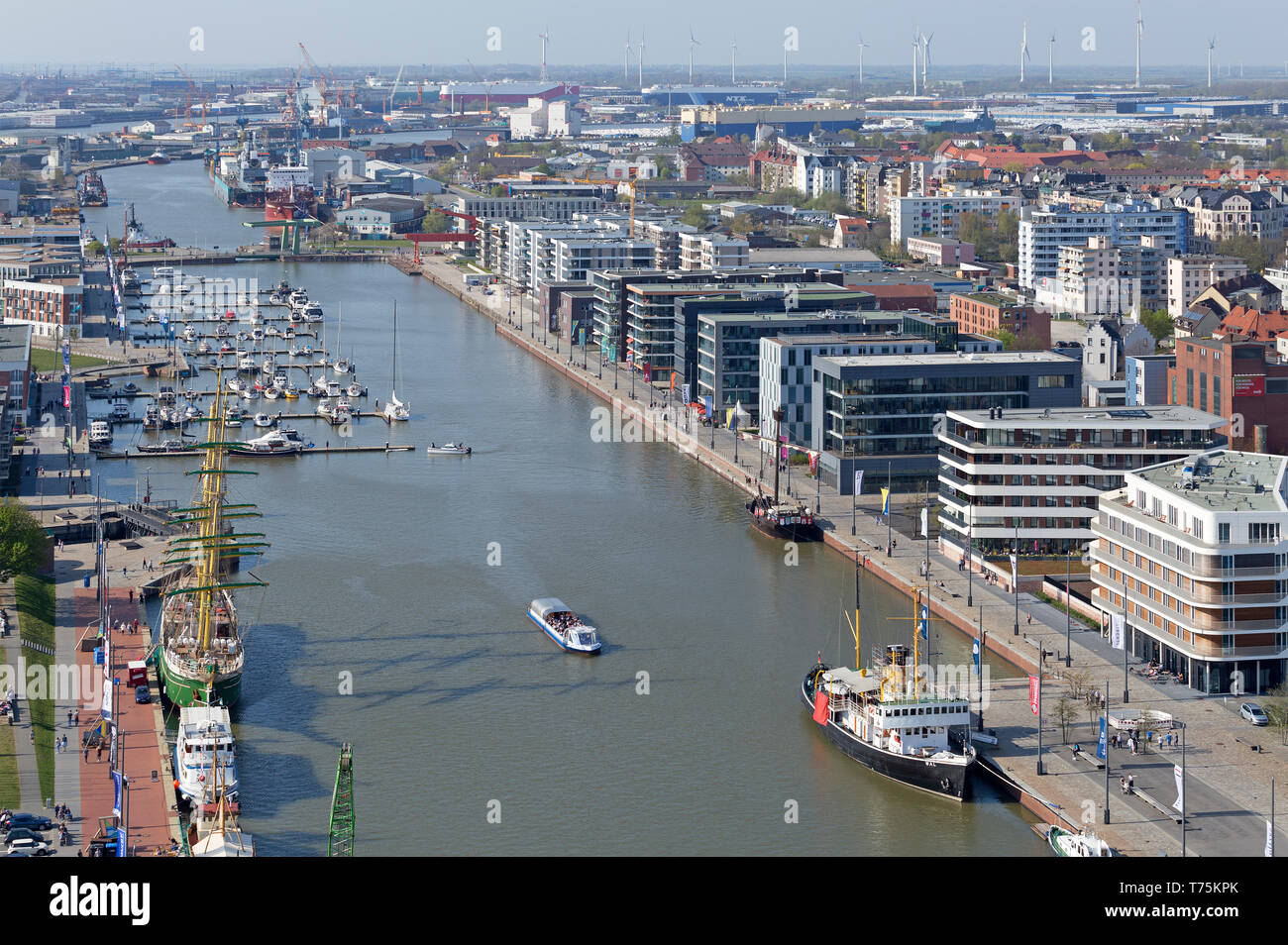 Vista del nuovo porto dalla piattaforma di visualizzazione di ATLANTIC Hotel Sail City, Bremerhaven, Brema, Germania Foto Stock