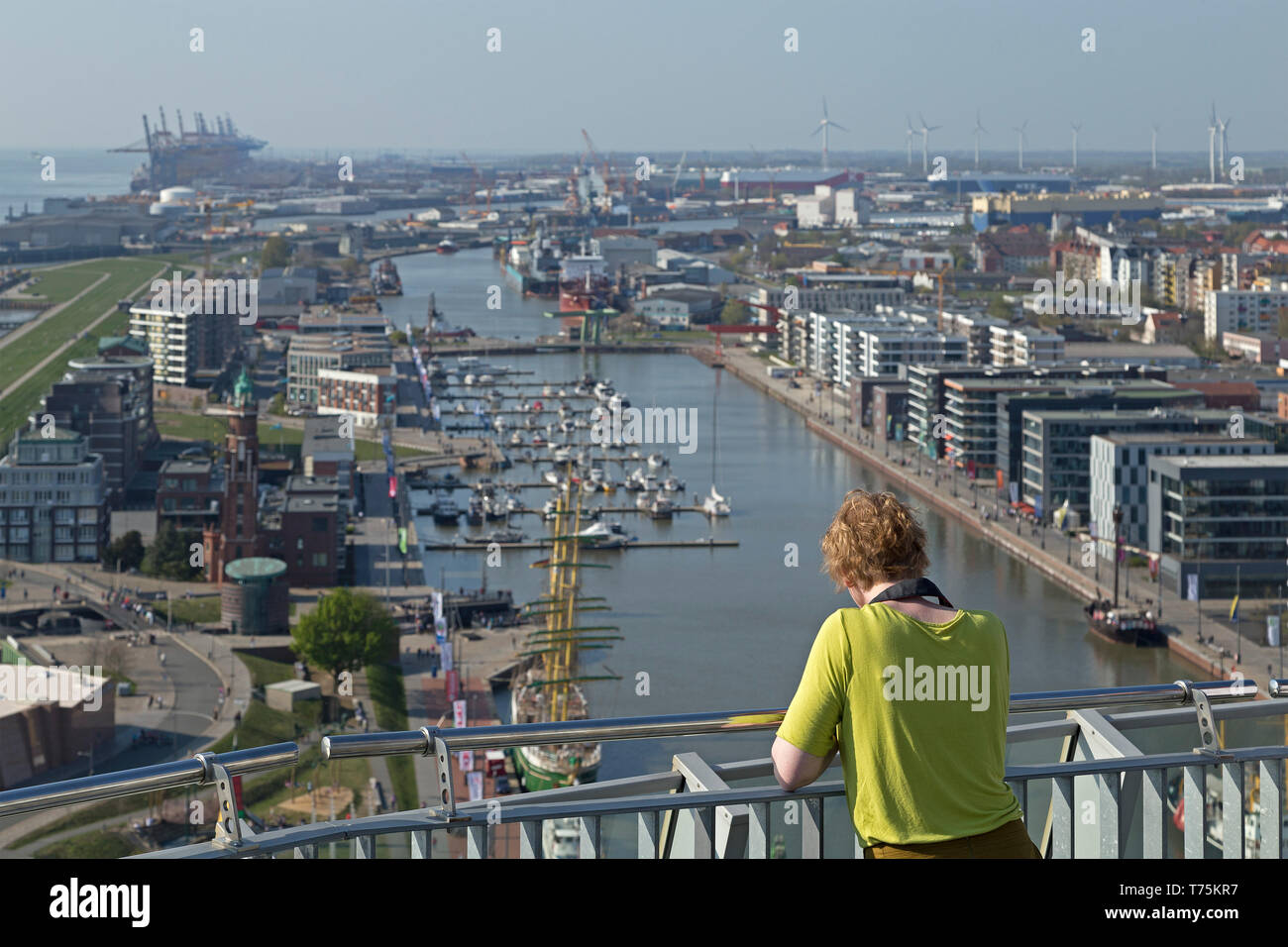Vista del nuovo porto dalla piattaforma di visualizzazione di ATLANTIC Hotel Sail City, Bremerhaven, Brema, Germania Foto Stock