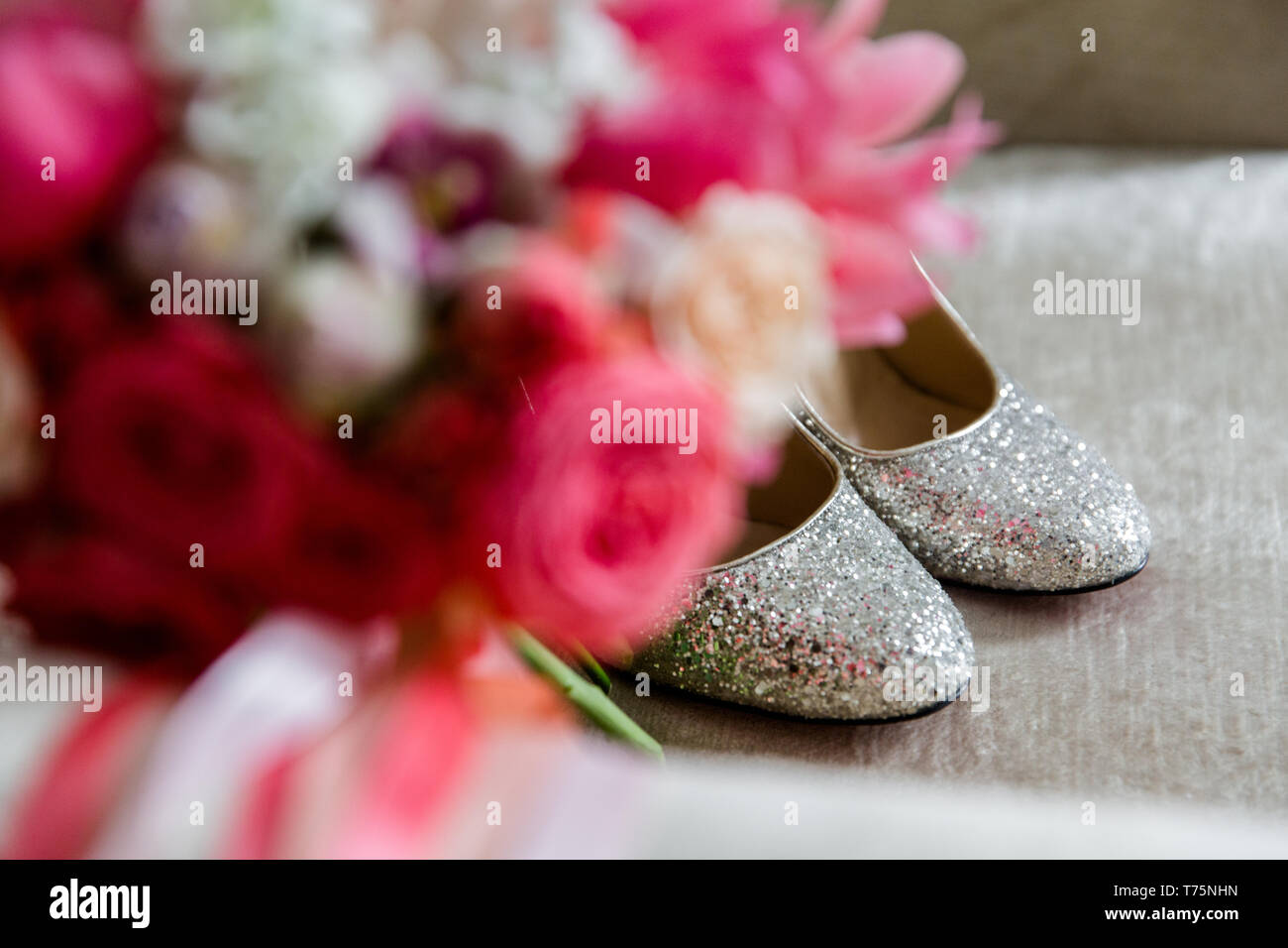 Sposa le scarpe su uno sfondo sfocato di un mazzo di nozze Foto Stock