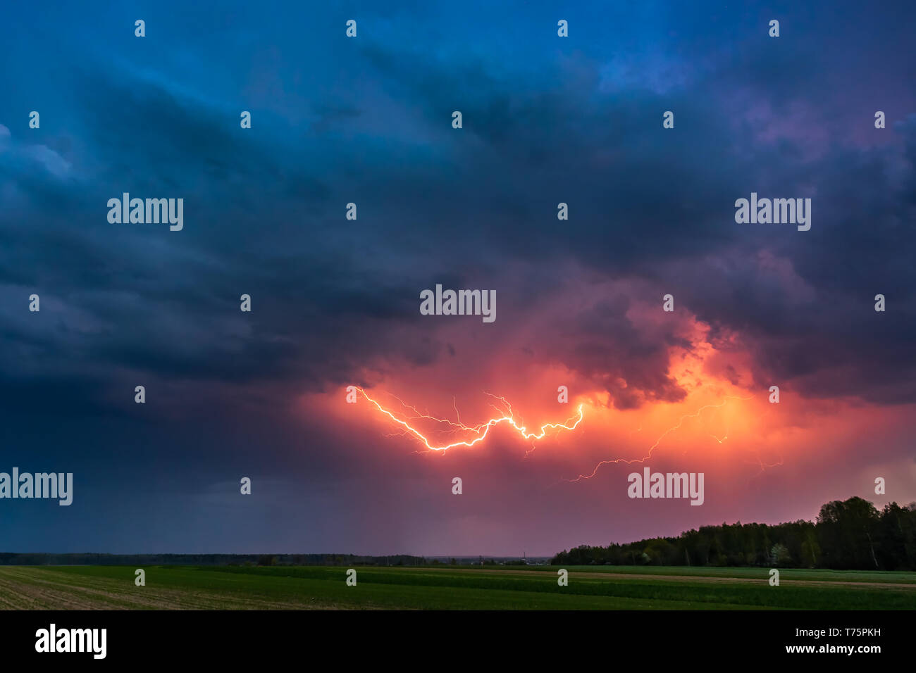Il fulmine con drammatica nuvole immagine . Notte thunder-storm in Lituania Foto Stock