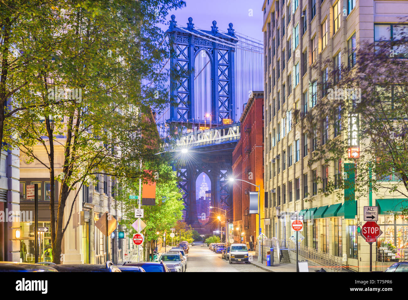 Brooklyn, New York, Stati Uniti d'America cityscape con Manhattan Bridge al tramonto. Foto Stock