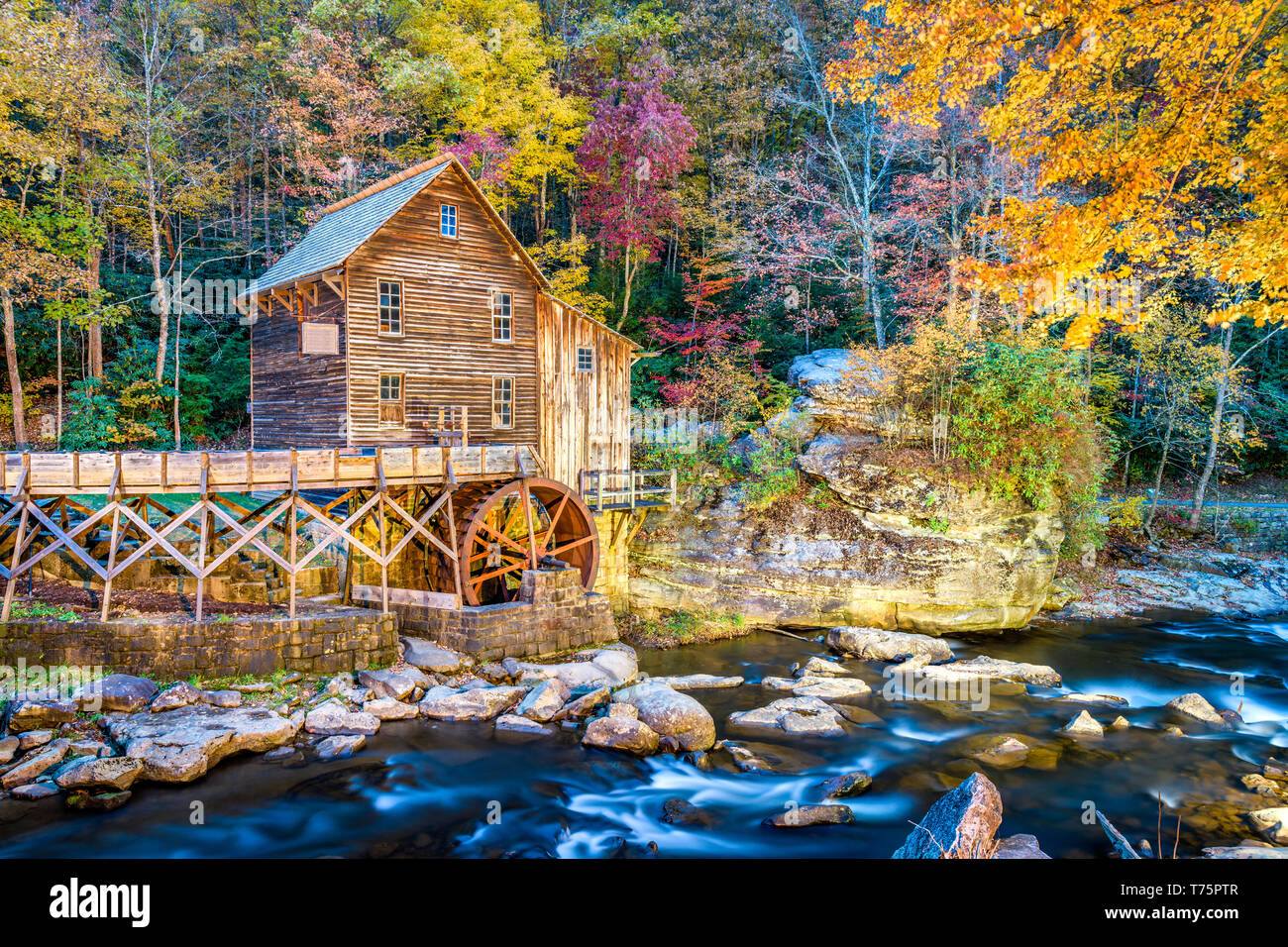 Babcock State Park, West Virginia, USA a Glade Creek Grist Mill durante la stagione autunnale. Foto Stock