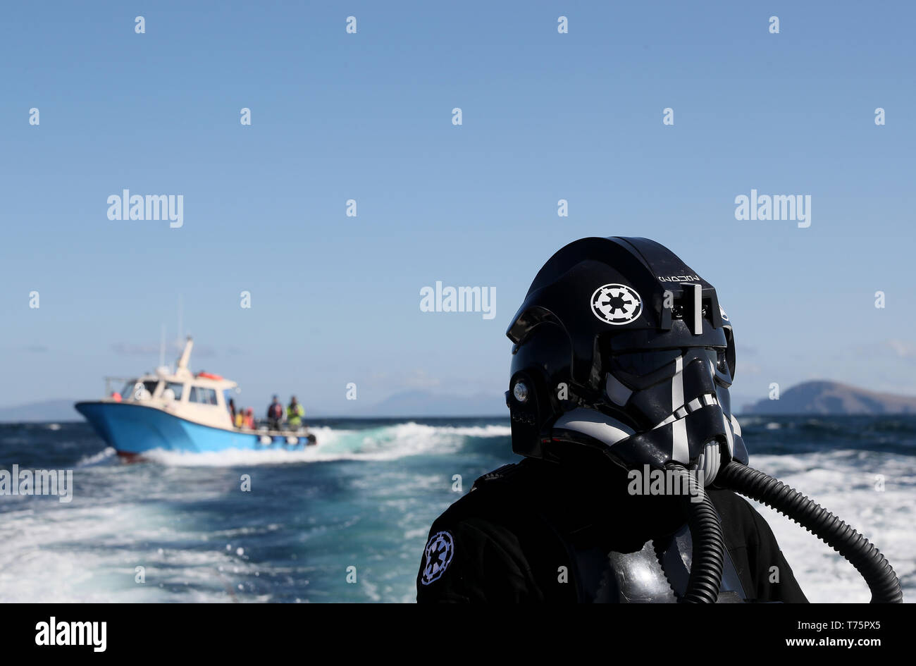 Un membro della '501Legion Irlanda Garrison' vestito come un tirante pilota su un viaggio in barca di Skellig Michael, dove le scene di Star Wars sono state filmate durante il Maggio 4 Festival in Portmagee. Foto Stock