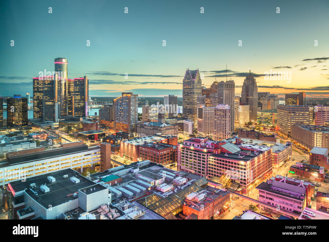 Detroit, Michigan, Stati Uniti d'America skyline del centro da sopra al crepuscolo. Foto Stock