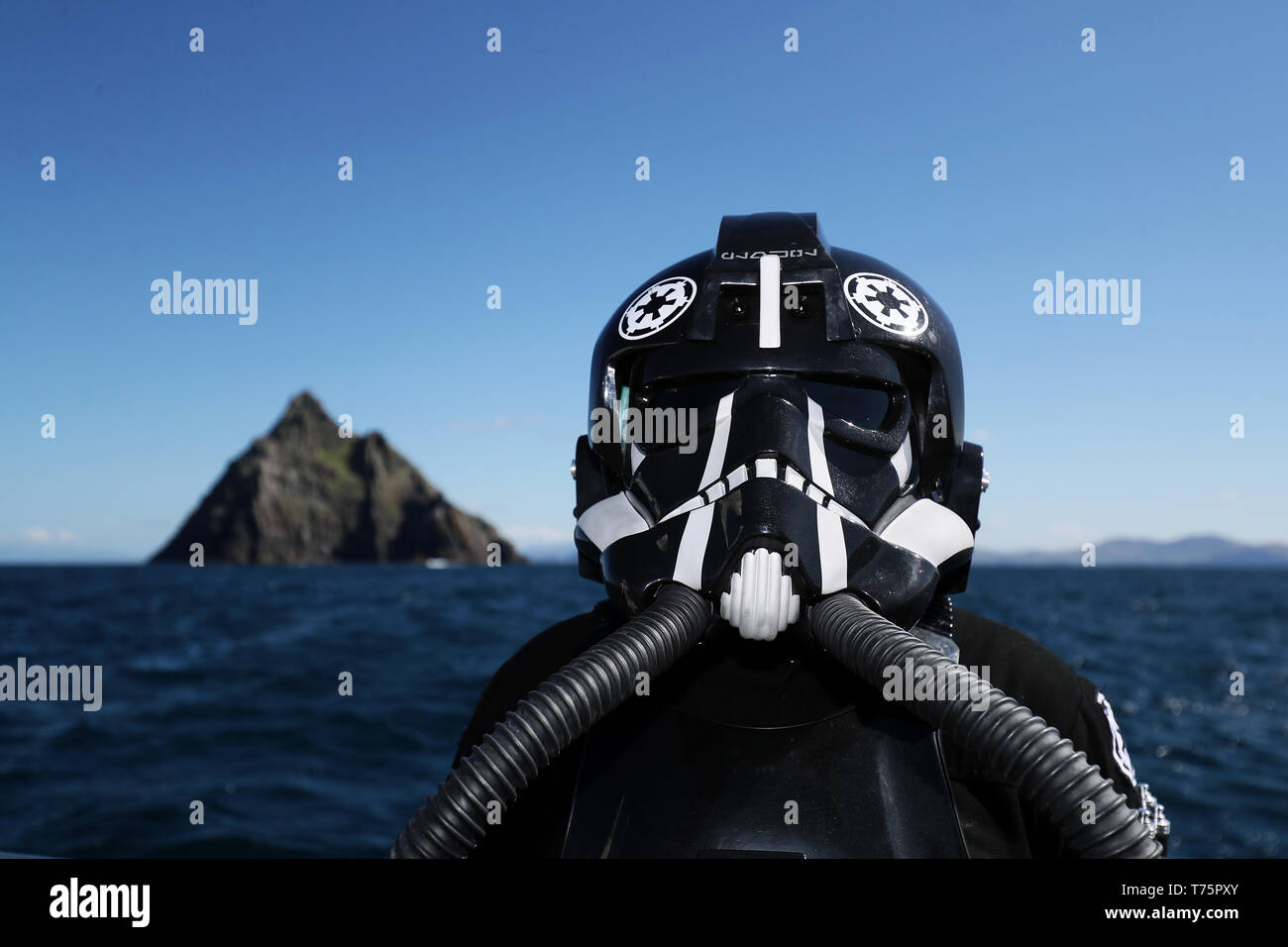 Un membro della '501Legion Irlanda Garrison' vestito come un tirante pilota su un viaggio in barca di Skellig Michael, dove le scene di Star Wars sono state filmate durante il Maggio 4 Festival in Portmagee. Foto Stock