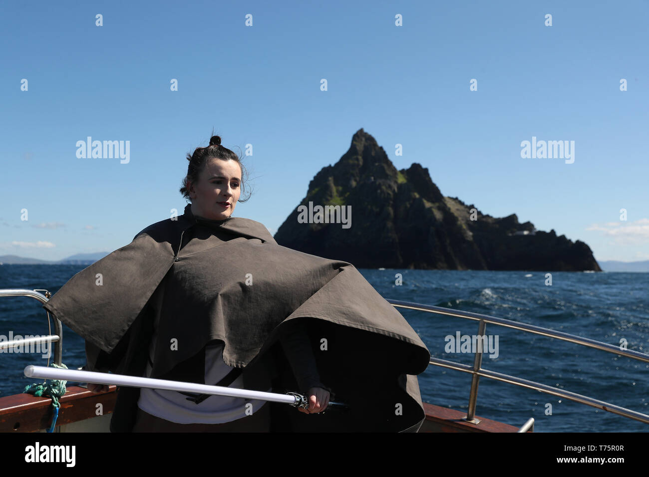 Membro della '501Legion Irlanda Garrison' Siobhan Hind, da Dublino, vestito come il carattere 'Rey' a bordo di una barca di Skellig Michael, dove le scene di Star Wars sono state filmate durante il Maggio 4 Festival in Portmagee. Foto Stock