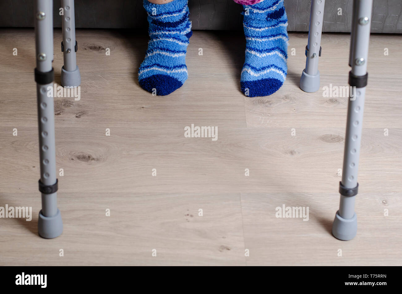 Piedi e Walkers. Azioni di riabilitazione e di assistenza sanitaria concetto. Spazio di copia Foto Stock