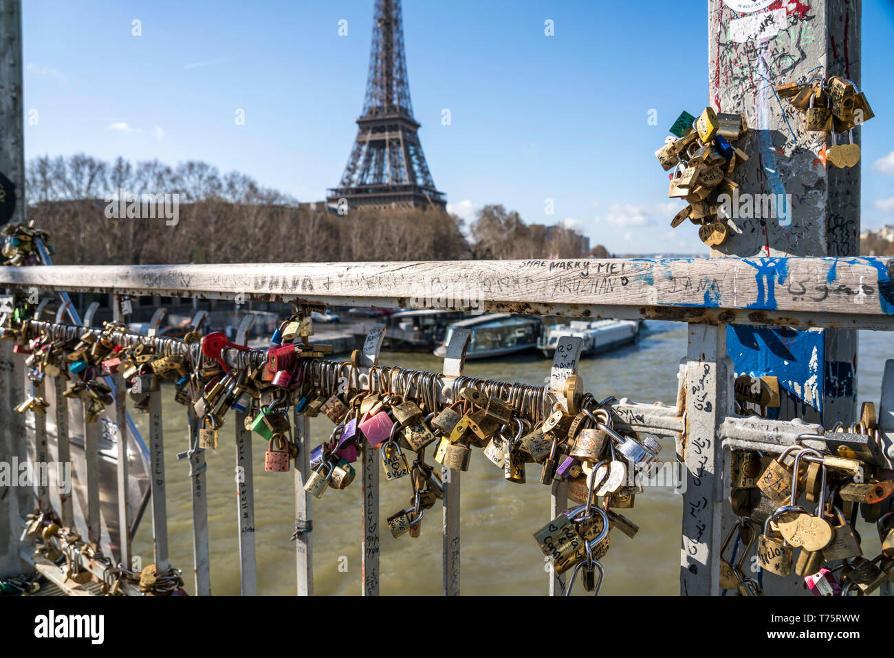 Un Liebesschlösser einer Seine Brücke und der Eiffelturm a Parigi, Frankreich | Amore si blocca su un ponte di Senna e dalla Torre Eiffel, Parigi, Francia Foto Stock