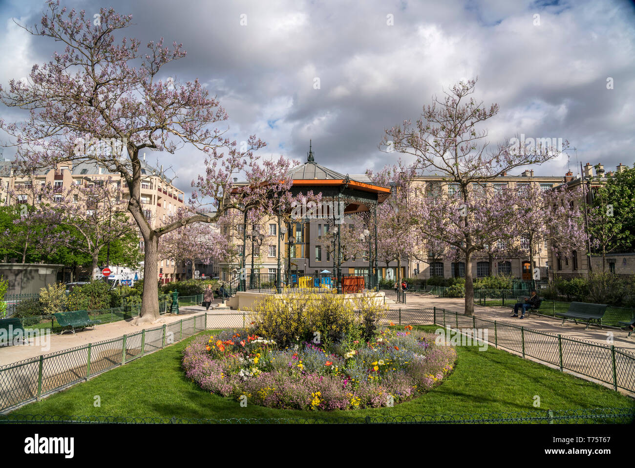 Frühlingsblumen am Platz Place de Bitche, Parigi, Frankreich | fiori di primavera sulla Place de Bitche square, Parigi, Francia Foto Stock