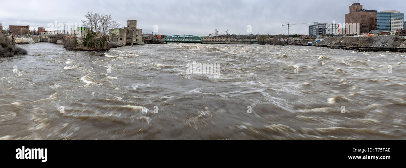 Una vista panoramica del centro storico le inondazioni del fiume Ottawa in aprile 2019 come presa dal Portage ponte in prossimità di Parliament Hill in Ottawa, Ontario. Foto Stock