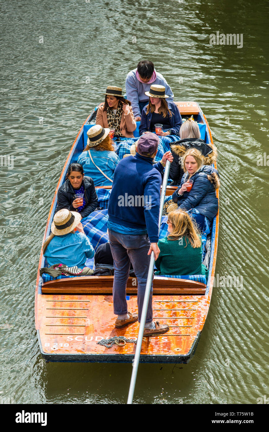 I turisti in cappelli di paglia punting sul fiume Cam, Università di Cambridge, Inghilterra. Regno Unito Foto Stock