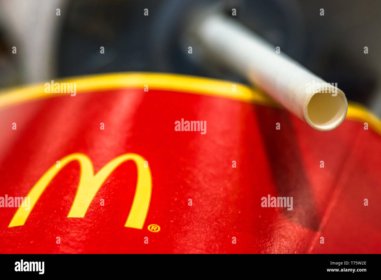 Mcdonalds cannucce di carta ha recentemente sostituito plastica presso i loro negozi del Regno Unito per combattere inquinamento in plastica a seguito di una petizione presentata da sumofus. Foto Stock