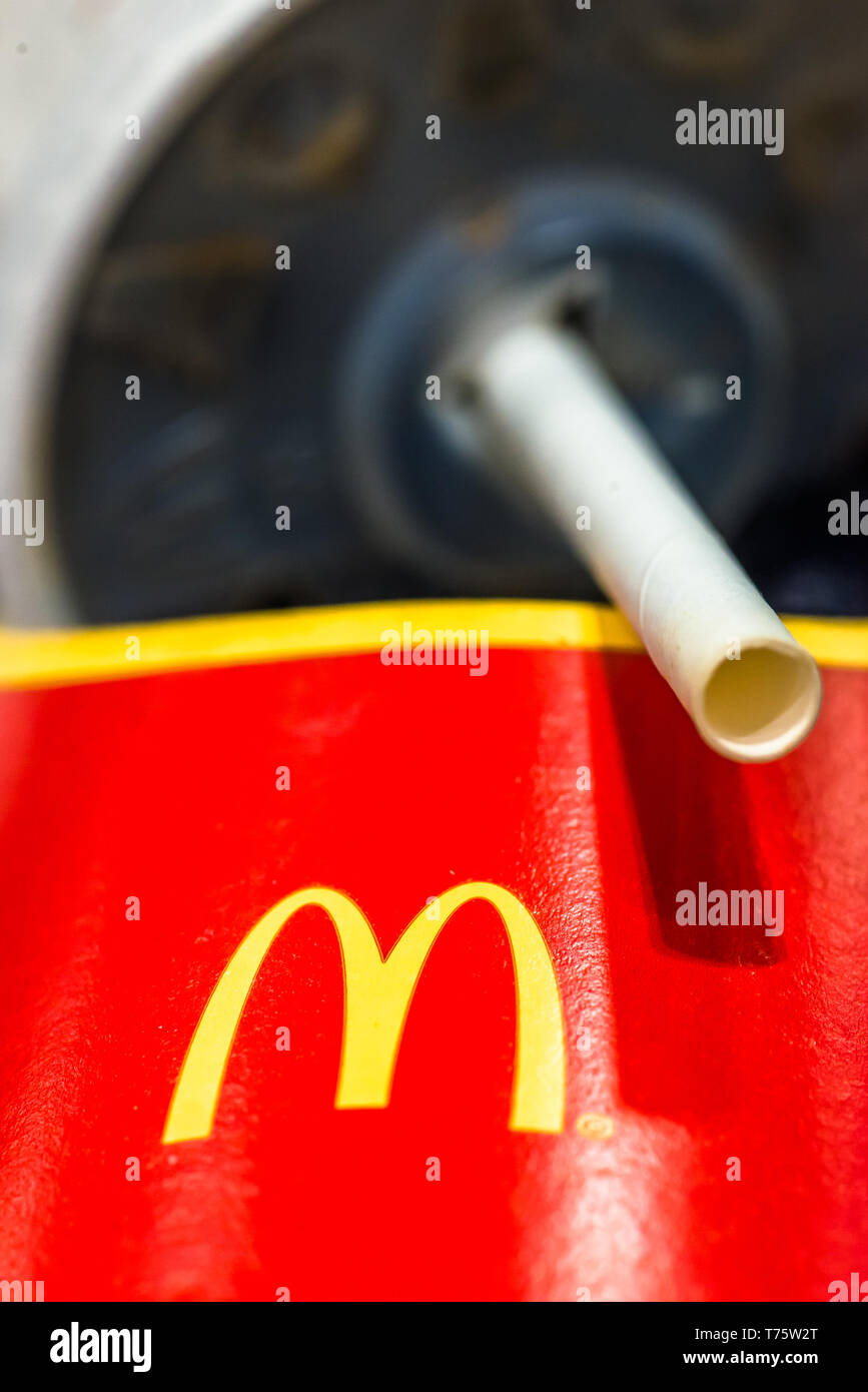 Mcdonalds cannucce di carta ha recentemente sostituito plastica presso i loro negozi del Regno Unito per combattere inquinamento in plastica a seguito di una petizione presentata da sumofus. Foto Stock