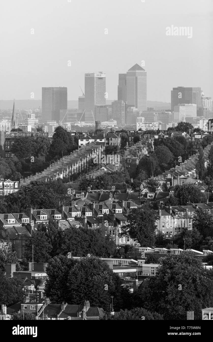 Regno Unito, Londra : una vista di proprietà residenziale nella parte nord di Londra con Canary Wharf a distanza a Londra il 28 agosto 2013. Foto Stock