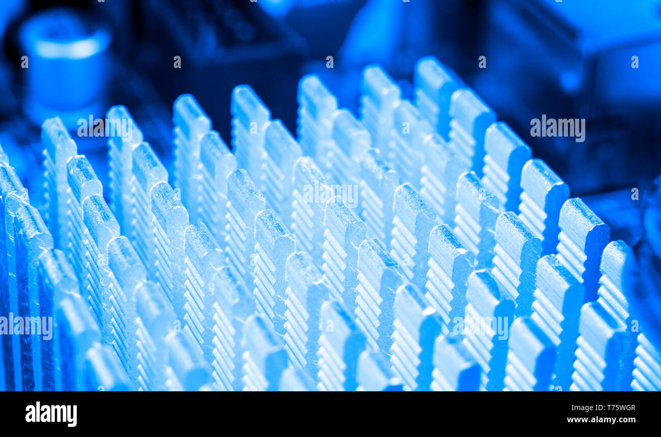Macro shot della scheda a circuito stampato con resistori di microchip e componenti elettronici. Hardware per computer technology. Comunicazione integrata del processore. Inf Foto Stock