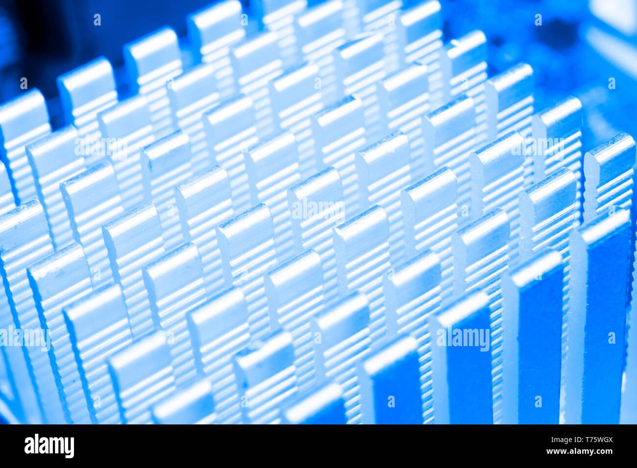 Macro shot della scheda a circuito stampato con resistori di microchip e componenti elettronici. Hardware per computer technology. Comunicazione integrata del processore. Inf Foto Stock