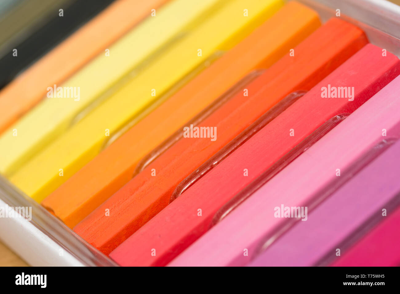 Pastel chalk pastelli nella casella macro messa a fuoco selettiva Foto Stock