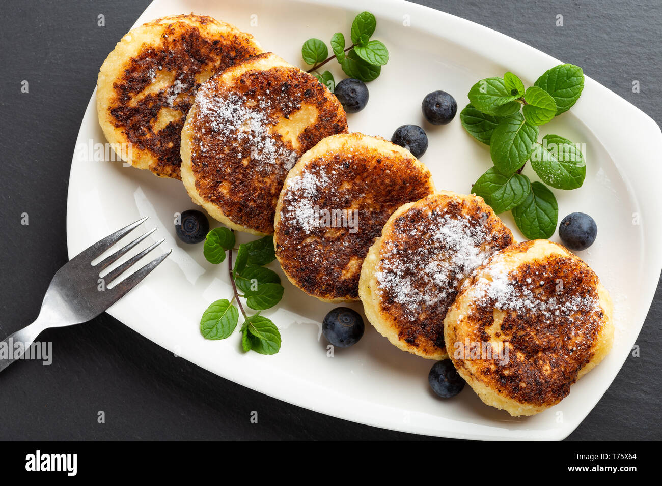 Syrniki- pancake di formaggio caserma Foto Stock