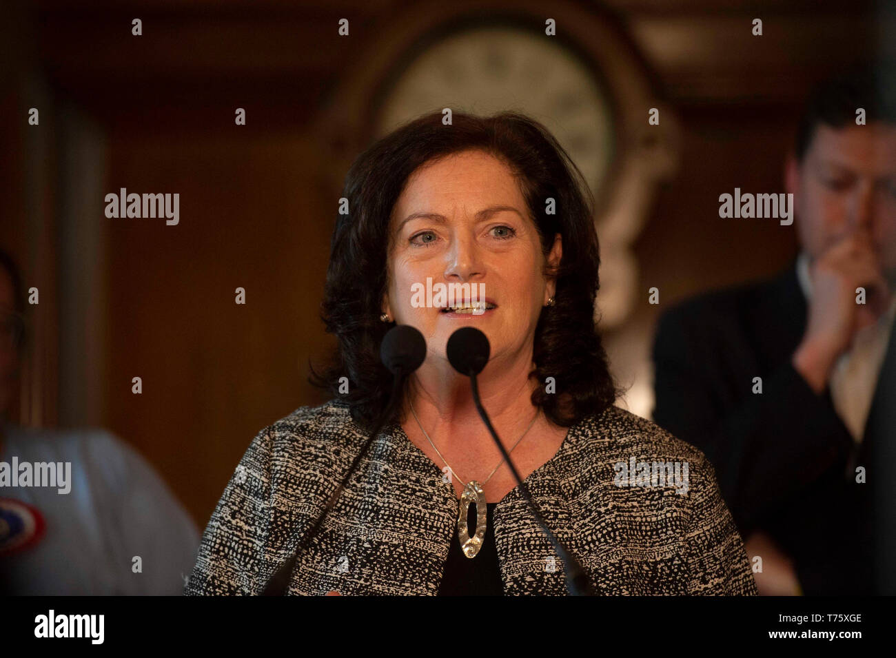 Geraldine McAteer del Sinn Fein parla al governo locale elezione conteggio a Belfast City Hall. Foto Stock